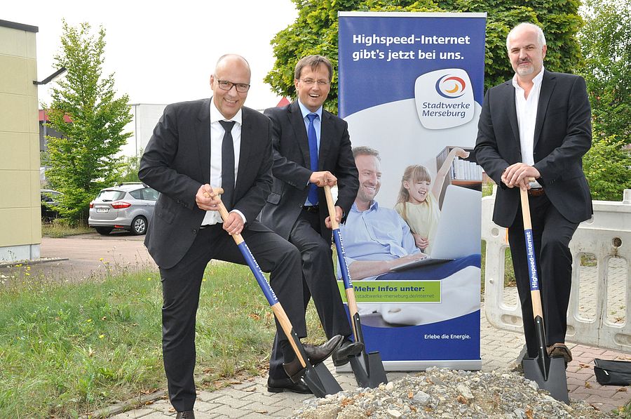 Guido Langer (Geschäftsführer der Stadtwerke Merseburg), Jens Bühligen (Oberbürgermeister der Stadt Merseburg) und Hanjo Hölzenbein (Projektleiter der Stadtwerke Merseburg) beim ersten Spatenstich