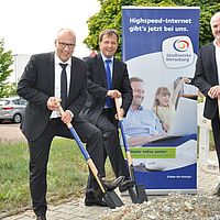 Guido Langer (Geschäftsführer der Stadtwerke Merseburg), Jens Bühligen (Oberbürgermeister der Stadt Merseburg) und Hanjo Hölzenbein (Projektleiter der Stadtwerke Merseburg) beim ersten Spatenstich