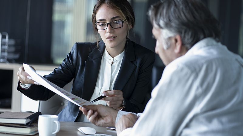 zwei personen besprechen eine geschäftsangelegenheit