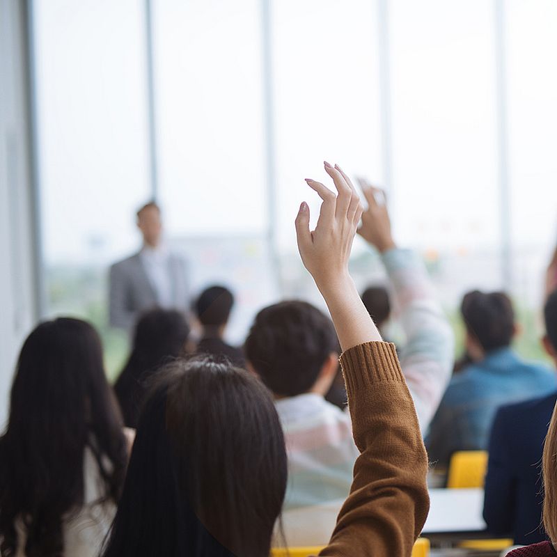 ein raum voller studenten die sich melden 