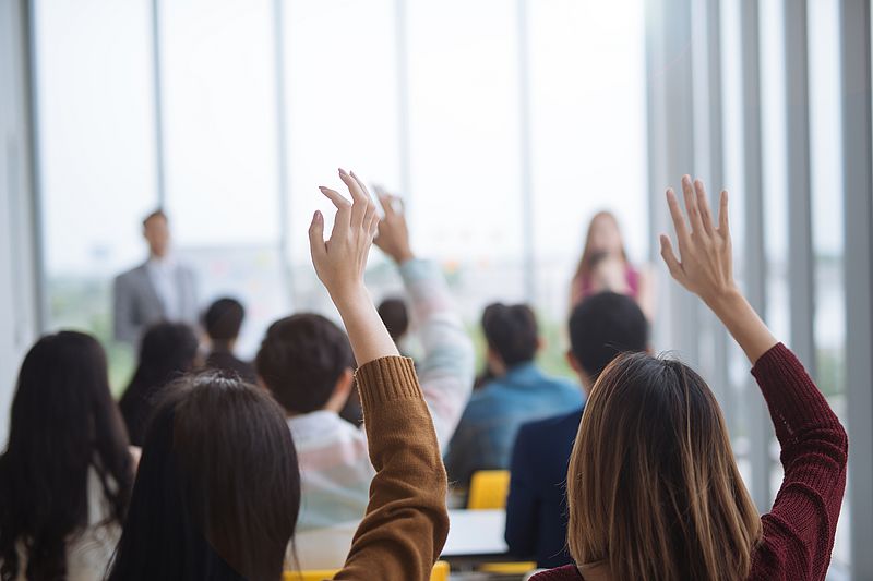 ein raum voller studenten die sich melden 