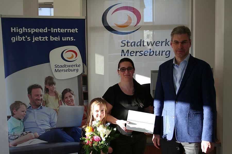 Vertriebsleiter Herr Gerullis überreichte Frau Nitter und ihrer Tochter den Hauptpreis