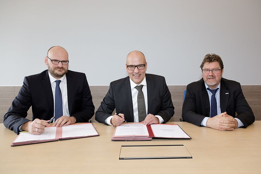 Vertragsunterzeichnung durch den amt. Kanzler Frank Thielicke, den Stadtwerke-Geschäftsführer Guido Langer und den Rektor Prof. Dr. Jörg Kirbs