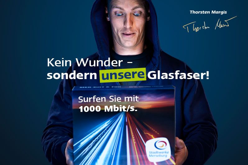 mann mit hoodie und aufgezogener kapuze schaut überrascht in die kamera
