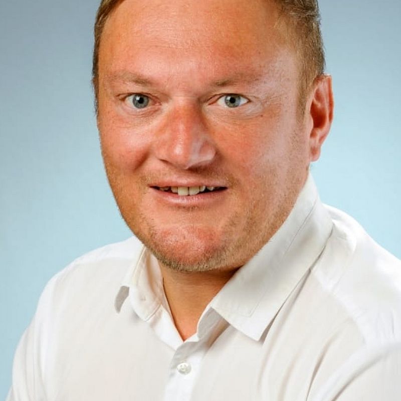 Herr Michael Hennicker