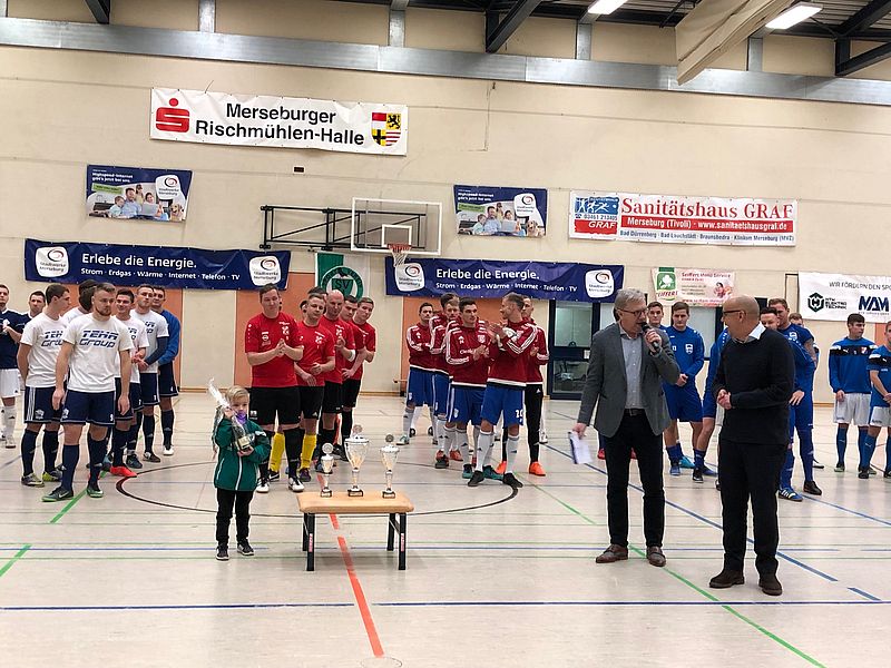 Turniereröffnung durch SWM-Geschäftsführer Guido Langer (re.) und Turnierleiter Roland Schwarz eine sporthalle mit mehreren personen bei einer eröffnungszeremonie