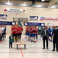 eine sporthalle mit mehreren personen bei einer eröffnungszeremonie
