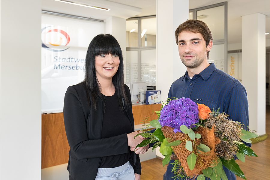 Anja Bente, Vertriebsmitarbeiterin der Stadtwerke Merseburg GmbH, begrüßt Sascha Heße als 1. Breitbandkunden in Bad Lauchstädt. Der 30-Jährige surft ab sofort mit 50 Megabit pro Sekunde im Internet.