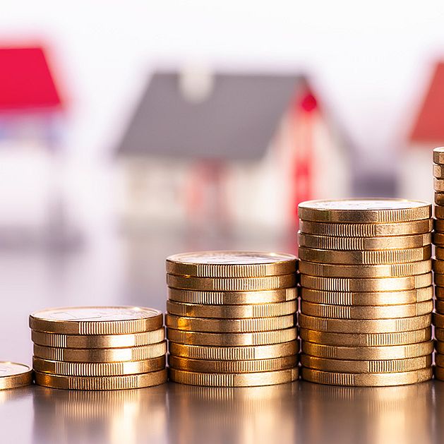 einige münzen sind aufgestapelt zu einer treppe