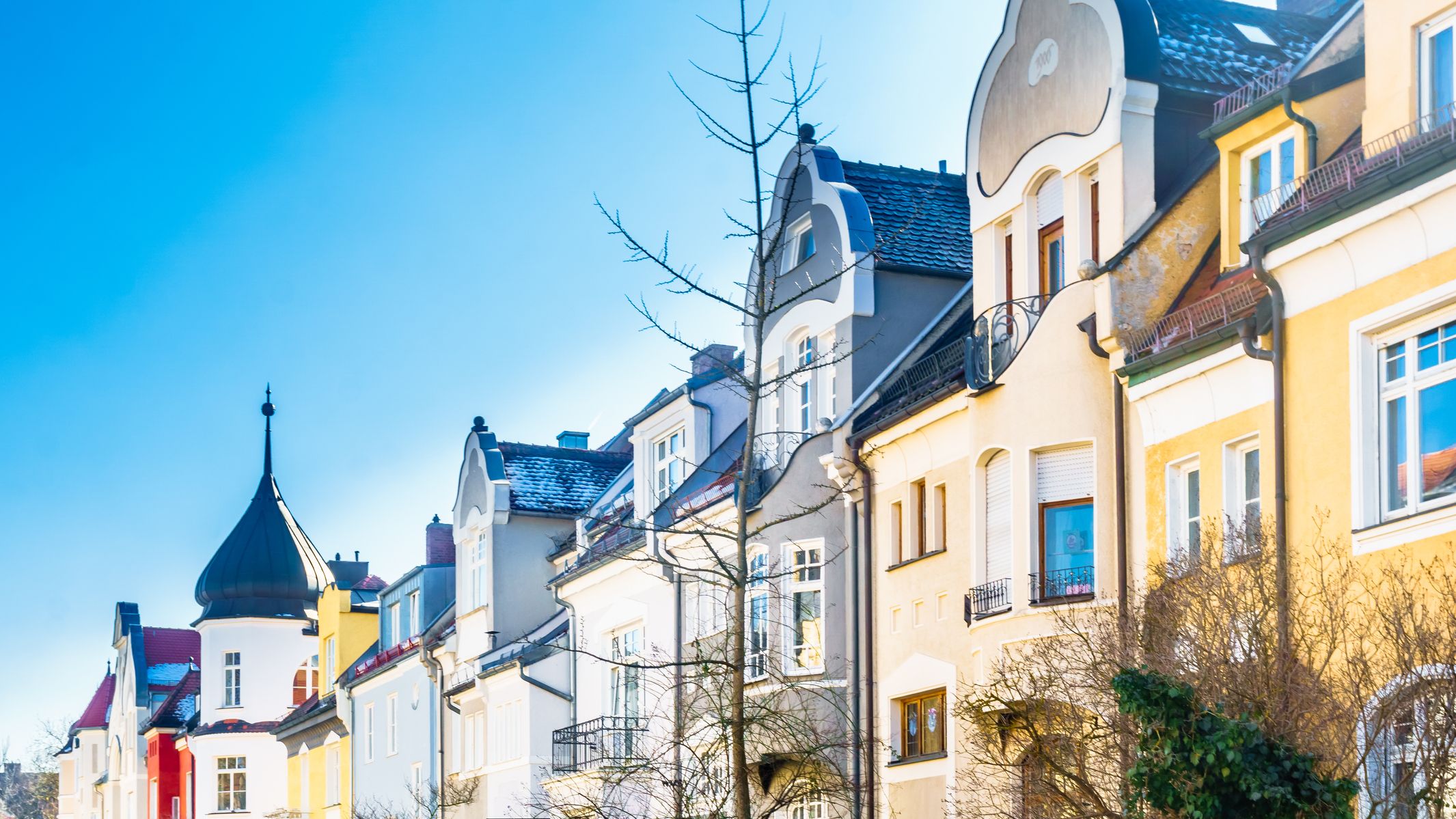 häuserreihe in merseburg unter freiem blauen himmel