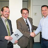Herr Freialdenhoven (enerko), Dr. Rensner (TOP) und Herr Mertens (Energiemanagementbeauftragter der Stadtwerke Merseburg) bei der Übergabe des Zertifi kats. (v. l. n. r.)
