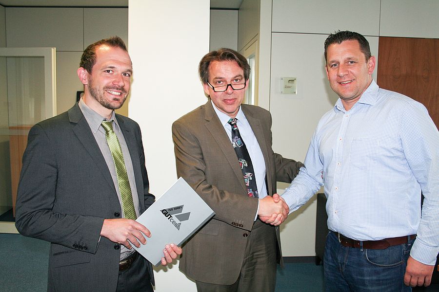 Herr Freialdenhoven (enerko), Dr. Rensner (TOP) und Herr Mertens (Energiemanagementbeauftragter der Stadtwerke Merseburg) bei der Übergabe des Zertifi kats. (v. l. n. r.)