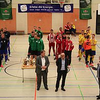 eine gruppe menschen stehen in einer turnhalle