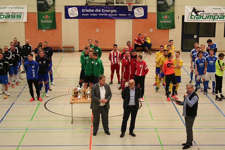 eine gruppe menschen stehen in einer turnhalle