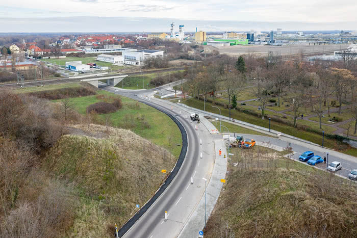 vogelperspektiven aufnahme von einer gekrümmten autobahn