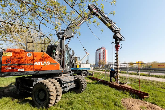 ein rotes großes baugerät auf einer grünen wiese