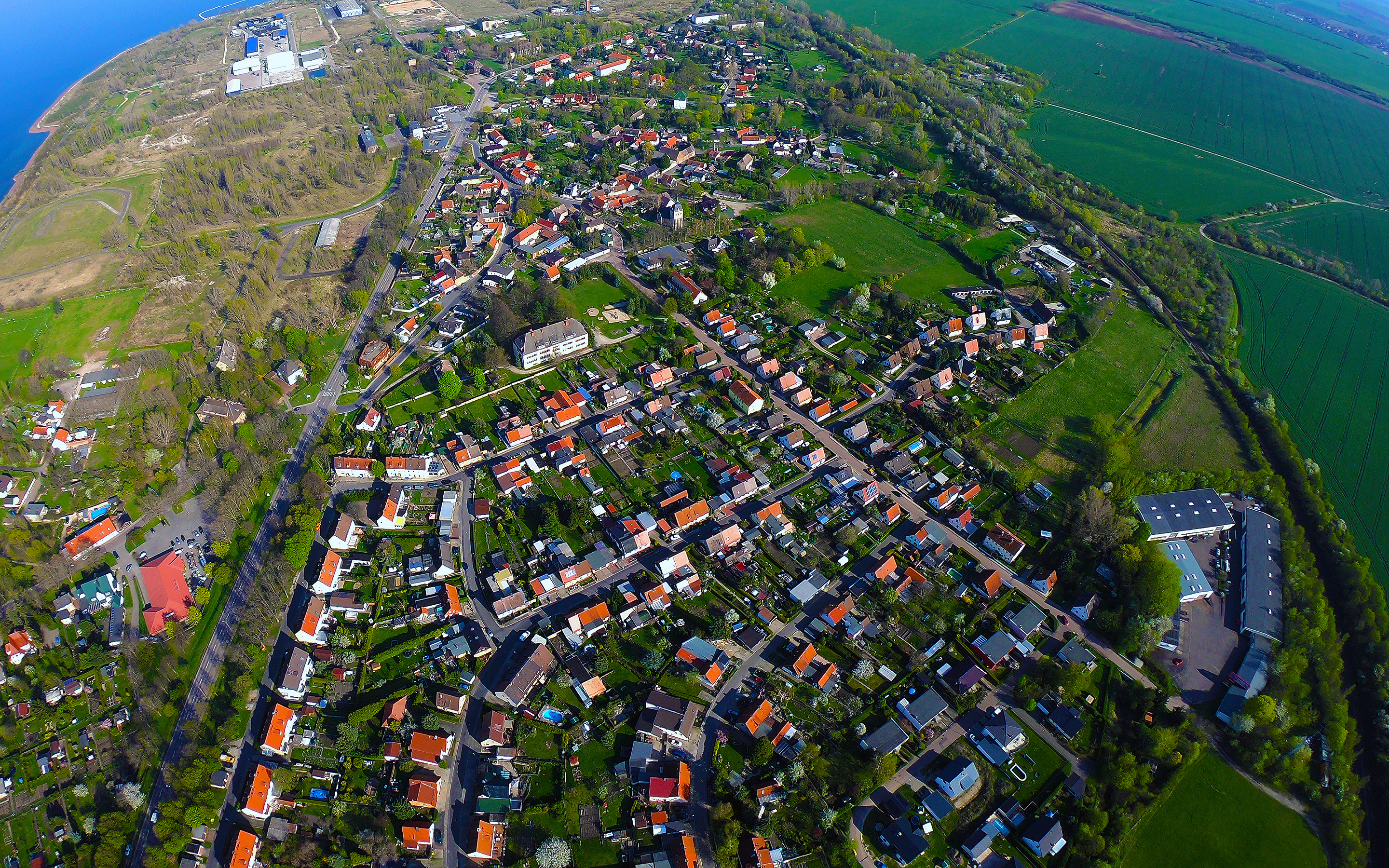 Mit ihren MER.Surf & Fon Glas Produkten bringen die Stadtwerke Merseburg jetzt schnelles Internet auch nach Krumpa (Foto: AGLOMedia)